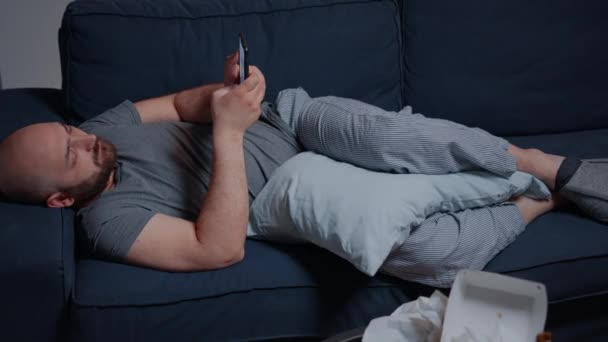 Triste infelice depresso scioccato uomo deprecabile navigazione su smartphone — Video Stock