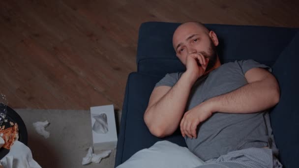 Отчаянное разочарование одинокий человек страдает от большой депрессии — стоковое видео