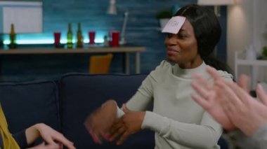 Yapışkan notları olan mutlu arkadaşlar tahmin et ev partisinde kim sosyalleşiyor.