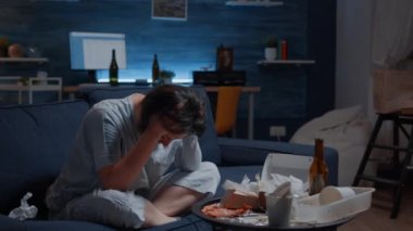 Gergin, yalnız, başı ağrıyan, savunmasız bir kadın.