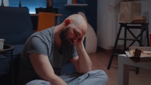 Pria depresi rapuh duduk sendirian merasa emosional tidak stabil — Stok Video