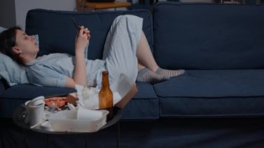 Mutsuz, yalnız bir kadın. Ödenmemiş banka faturaları için uyarı yaparak.