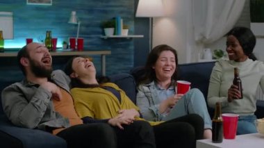 Çok ırklı arkadaşlar komedi filmi izlerken komik tepkiler veriyorlar.