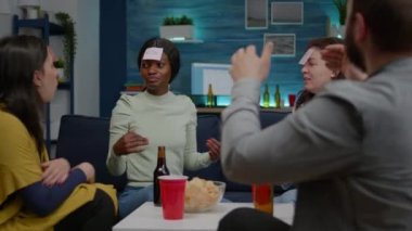 Alnına yapışkan notlar yapıştıran Afro-Amerikalı bir kadın.