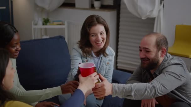 Çok kültürlü arkadaşlar Wekeend partisi sırasında bira şişelerini alkışlıyorlar. — Stok video