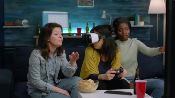 Amigos multiétnicos experimentando realidad virtual perdiendo videojuegos — Vídeo de stock