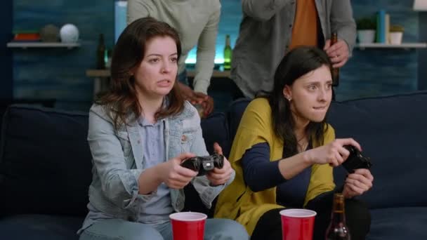 Расстроенные игроки проигрывают онлайн-соревнования, используя игровой джойстик — стоковое видео