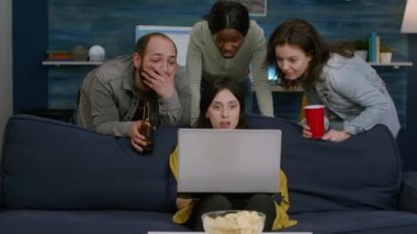 Bir grup melez insan birlikte vakit geçirip komedi filmi izliyor.