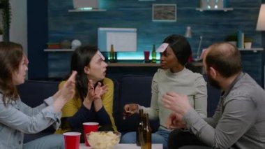 Yapışkan kağıtlarla kim oyun oynuyor tahmin et.