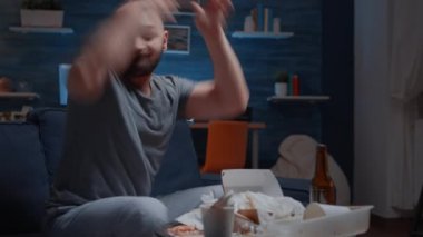 Ödenmemiş banka faturaları uyarısı yüzünden şok olmuş, sinirli bir adam.