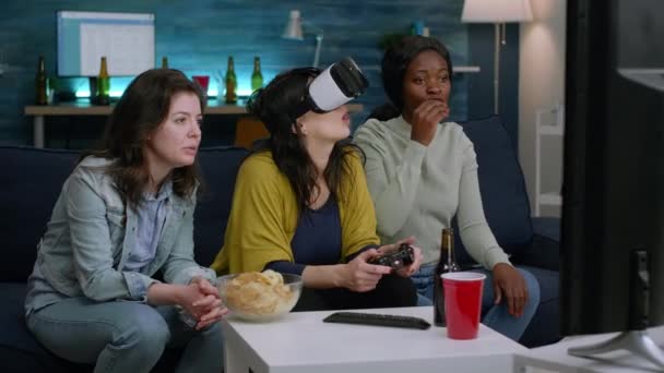 Afrikaanse vrouw ervaren virtual reality spelen van video games met vr headset — Stockvideo