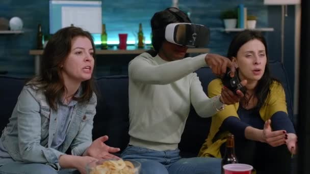 Mulher afro-americana perturbada vestindo fone de ouvido realidade virtual perdendo videogames online — Vídeo de Stock