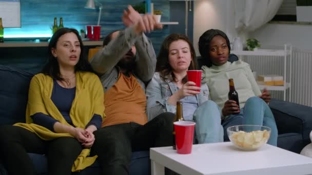 Multikulturelle Freunde ruhen sich auf der Couch zu später Stunde bei der Heimatparty aus — Stockvideo