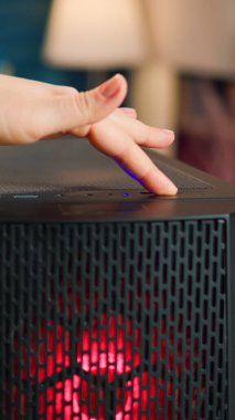 Bilgisayar ünitesinde kadın oyuncu gücü