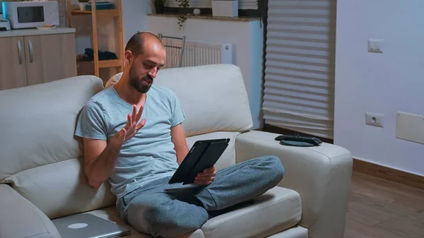 Homme concentré avec barbe assis sur le canapé devant la télévision — Photo