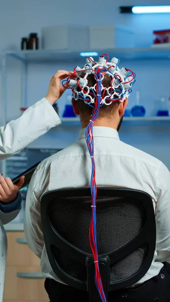 Hombre que usa escáner de auriculares eeg escáner actividad eléctrica cerebral —  Fotos de Stock