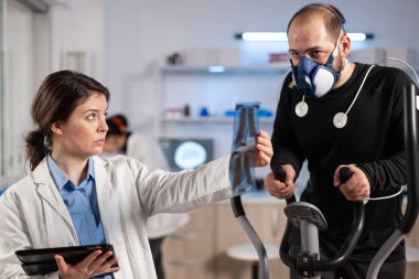 Sporcuların sağlık durumunun evrimini inceleyen tıbbi araştırmacı