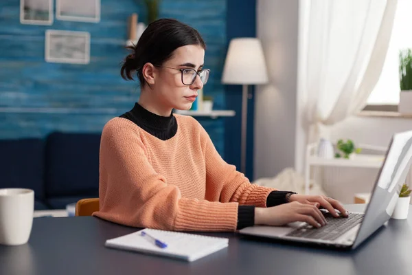 Teenager college studiare comunicazione manageriale per l'università — Foto Stock