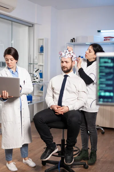 妇女团队神经学研究人员合作研发脑疾病诊断的治疗方法 — 图库照片