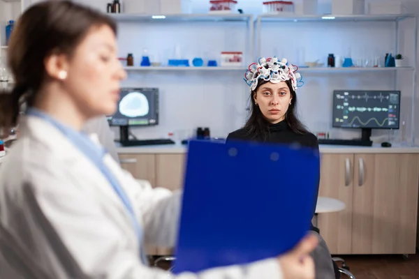 Neuroscience doctor holding clipboard showing treatment against brain disease — Stock Photo, Image