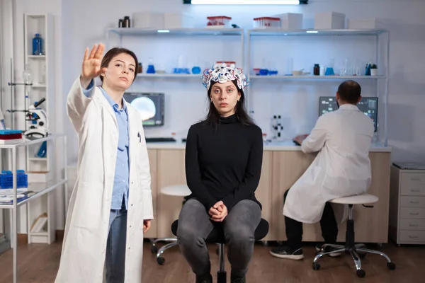 Chercheur et patient avec casque eeg regardant l'affichage virtuel — Photo