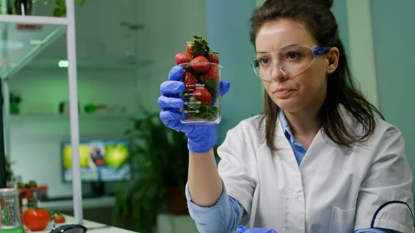 Experto en botánica médica en computación para experimentos agrícolas — Foto de Stock