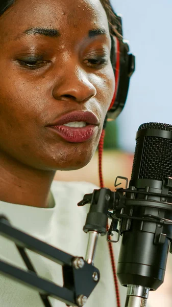 Close-up van afro vrouw vlogger het maken van nieuwe video blog — Stockfoto