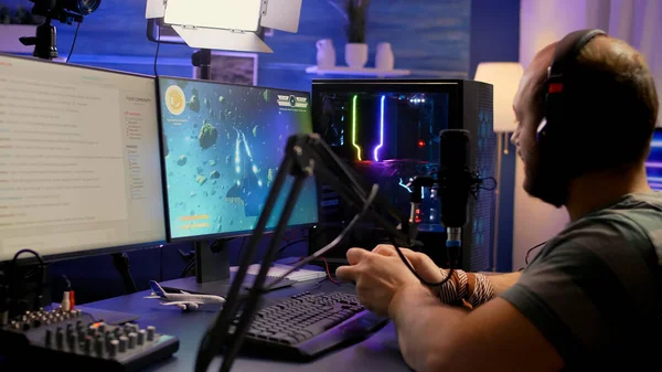 Streamer homem ganhando espaço atirador jogo de vídeo — Fotografia de Stock