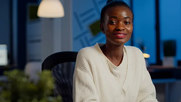 Close-up portret van het bedrijfsleven afrikaanse vrouw glimlachen op camera — Stockfoto