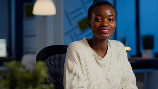 Gros plan portrait d'une femme africaine d'affaires souriant à la caméra — Photo