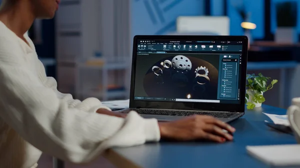 Afrikaanse vrouw ingenieur werken aan nieuw project met behulp van laptop — Stockfoto