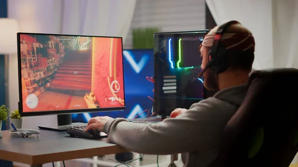 Pro gamer esporte cibernético jogando videogame FPS — Fotografia de Stock