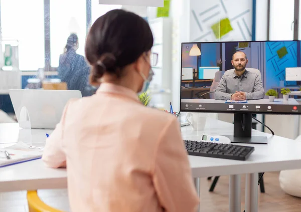 Vrouw in nieuw normaal kantoor luisteren man praten — Stockfoto