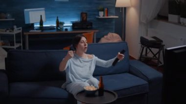 Heyecanlı kadın evde televizyon izlerken favori oyuncu maçını destekliyor