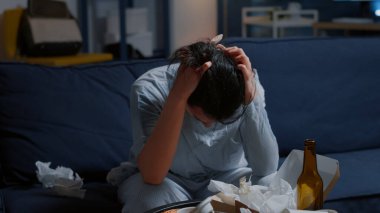 Travma geçirmiş mutsuz, depresyondaki kadın ellerini başının üstüne koyuyor.