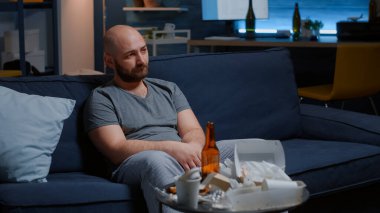 Hüsrana uğramış, gözü yaşlı bir erkek kameraya bakarken kaybolmuş.