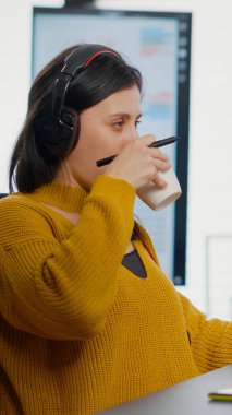 Kulaklıklı fotoğraf düzenleyicisi stil kalem kullanarak resme rötuş yapıyor