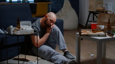 Depresyondaki adam, sevdiğinin büyük kaybının yol açtığı umutsuzluk çukurunda.
