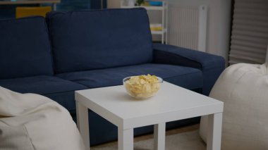 İçinde kimse olmayan modern boş bir daire, gece partisi için hazır.