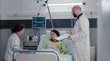 Pratisyen doktorlar hastalığın semptomlarını izleyip iyileşme sürecini izliyorlar.