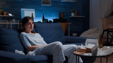 Üzgün, hayal kırıklığına uğramış, depresif kadın. Felsefi düşüncelerde kaybolmuş.