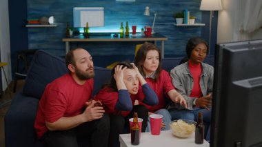 Futbol takımının maç kaybetmesi sonrasında bir grup çok ırklı insan hayal kırıklığına uğradı