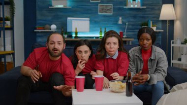 Futbol takımının maçı kaybetmesi sonrasında kızgın bir grup çok ırklı sporsever hayal kırıklığına uğradı