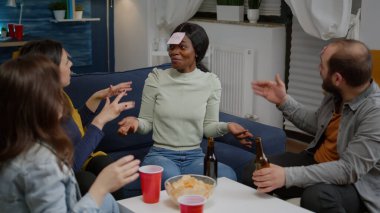 Alnına yapışkan notlar yapıştırılmış çok ırklı arkadaşlar grubu.