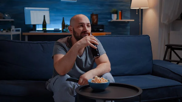 Arg besviken sport fan titta på favorit laget förlorar — Stockfoto