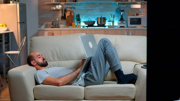 Homme épuisé s'endormir tout en travaillant sur un projet de communication Internet — Photo
