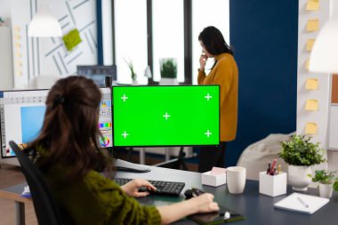 Düzenleme yazılımında stilus kalemle fotoğraf setinde çalışan rötuşçunun arka planı