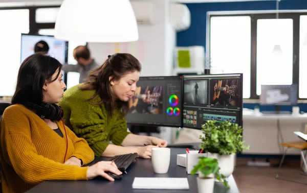 Equipo de mujeres videógrafas que trabajan con software moderno de postproducción — Foto de Stock