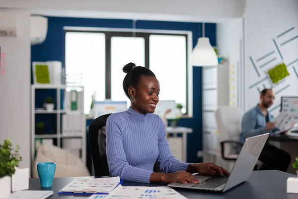 Femme africaine travaillant en tapant sur ordinateur portable — Photo