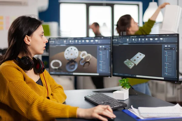 CAD 소프트웨어를 보여 주는 컴퓨터에 사용되는 산업 여성 기술자 — 스톡 사진